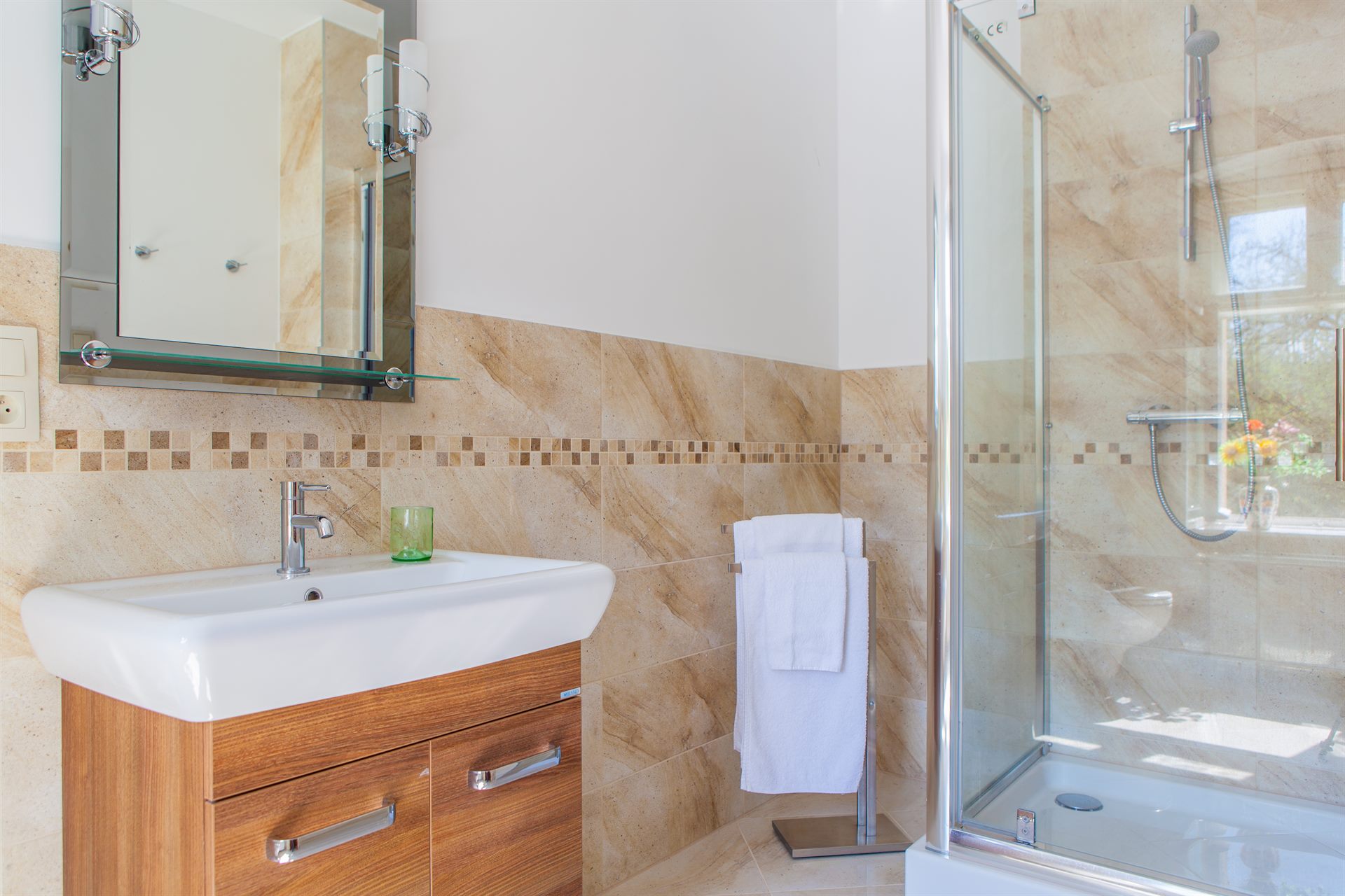 Bathroom with walk-in shower and vanity unit at Domstolat