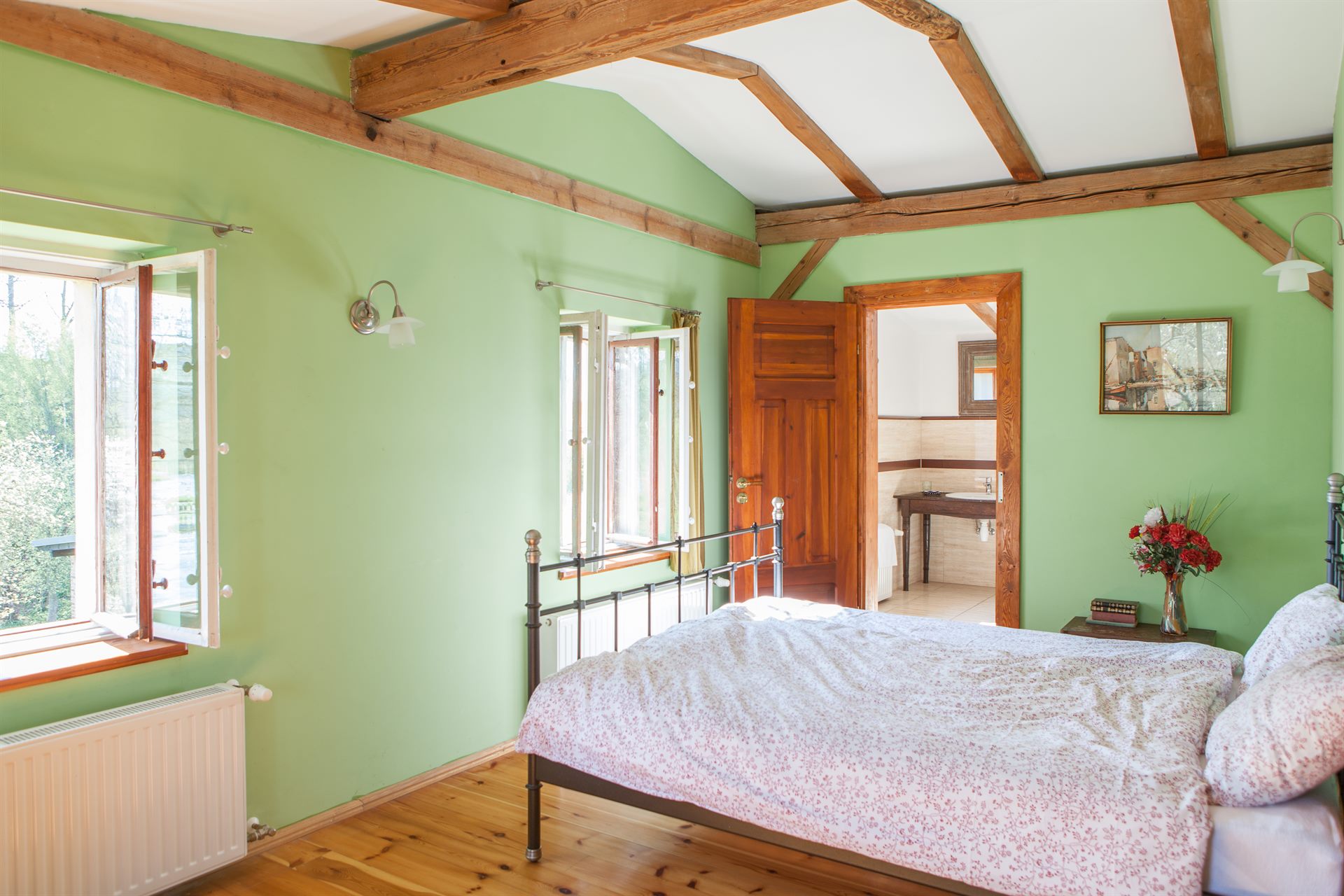 Green bedroom with wooden beams at Domstolat