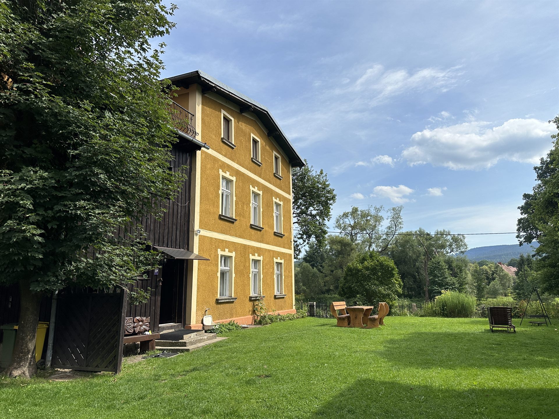 Domstolat country house with its garden and a view of the hills