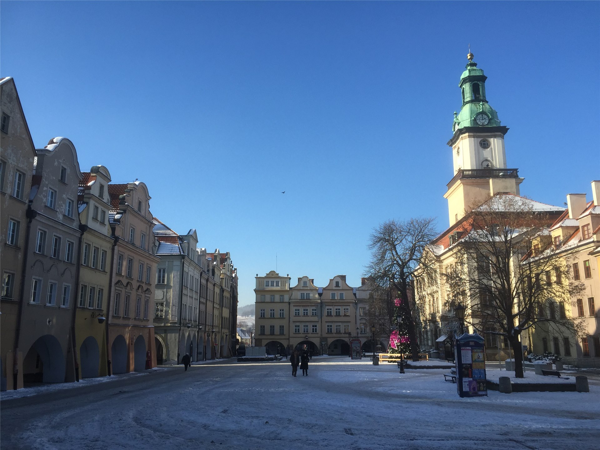 Het besneeuwde marktplein van Jelenia Góra met het stadhuis en de gekleurde gevels